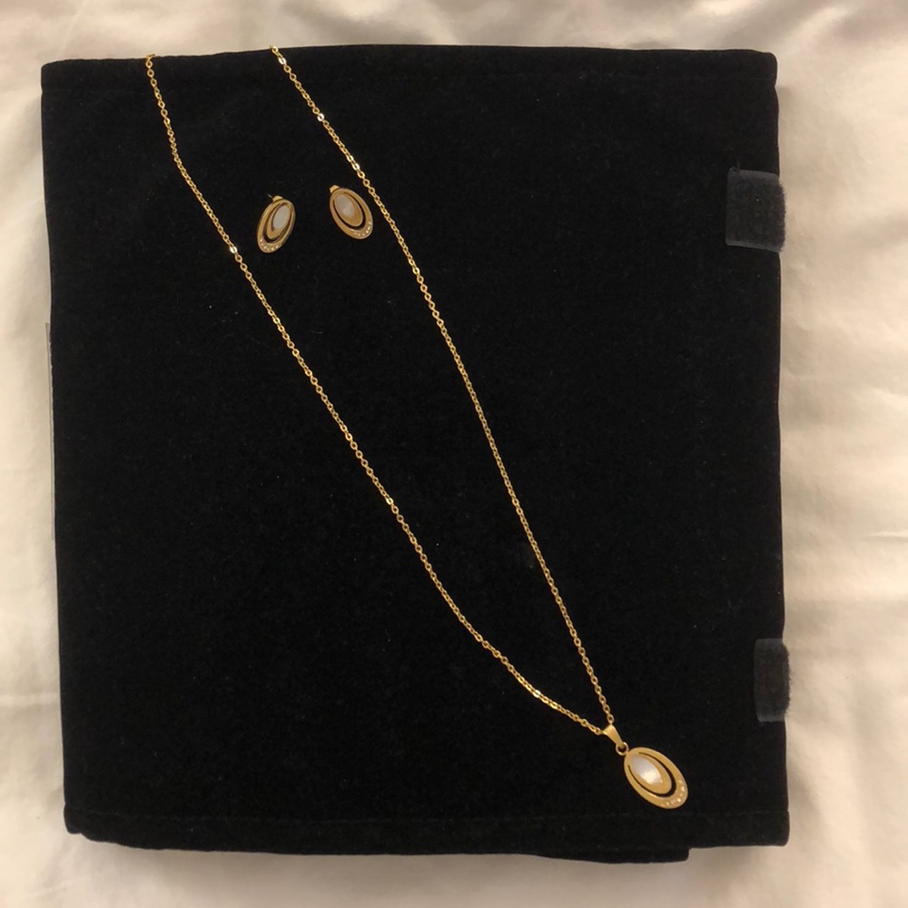 Necklace and earrings. NEW